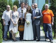 Стихи в режиме тет-а-тет - Сергей Светлов на празднике Дня семьи, любви и верности (Молодая семья Насоновых в окружении поэтов: Виктора Широкова, Елены Исаевой, Сергея Светлова, Алекса…) Молодая семья Насоно…