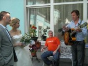 Новобрачных напутствуют поэзией - Сергей Светлов на празднике Дня семьи, любви и верности (Через пять минут после регистрации брака для молодой семьи Красниковых поет бард Сергей Светлов.) Через пять минут пос…
